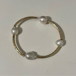 Real pearl and brass stretch bracelet